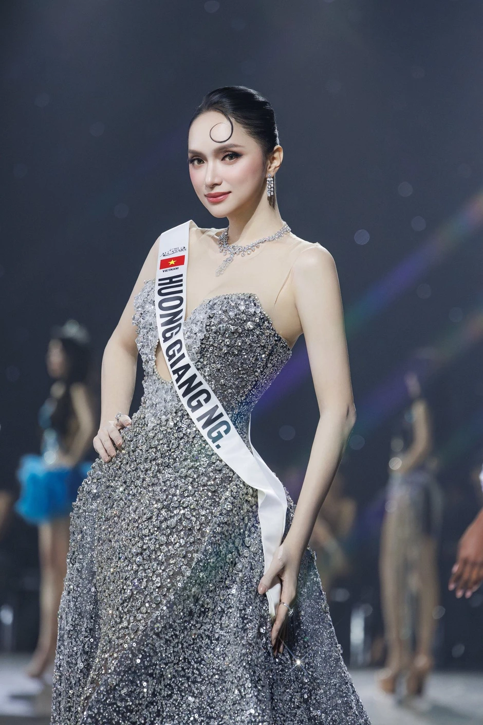 Hương Giang được khen