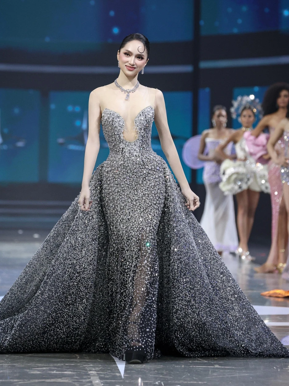 Hương Giang được khen