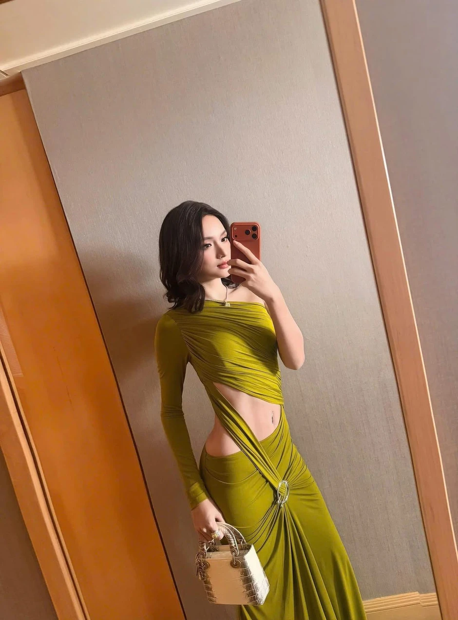 Hương Giang lên đồ "chặt chém", mang 700 triệu nhập cuộc Miss Grand mùa All stars Hương Giang lên đồ "chặt chém", mang 700 triệu nhập cuộc Miss Grand mùa All stars