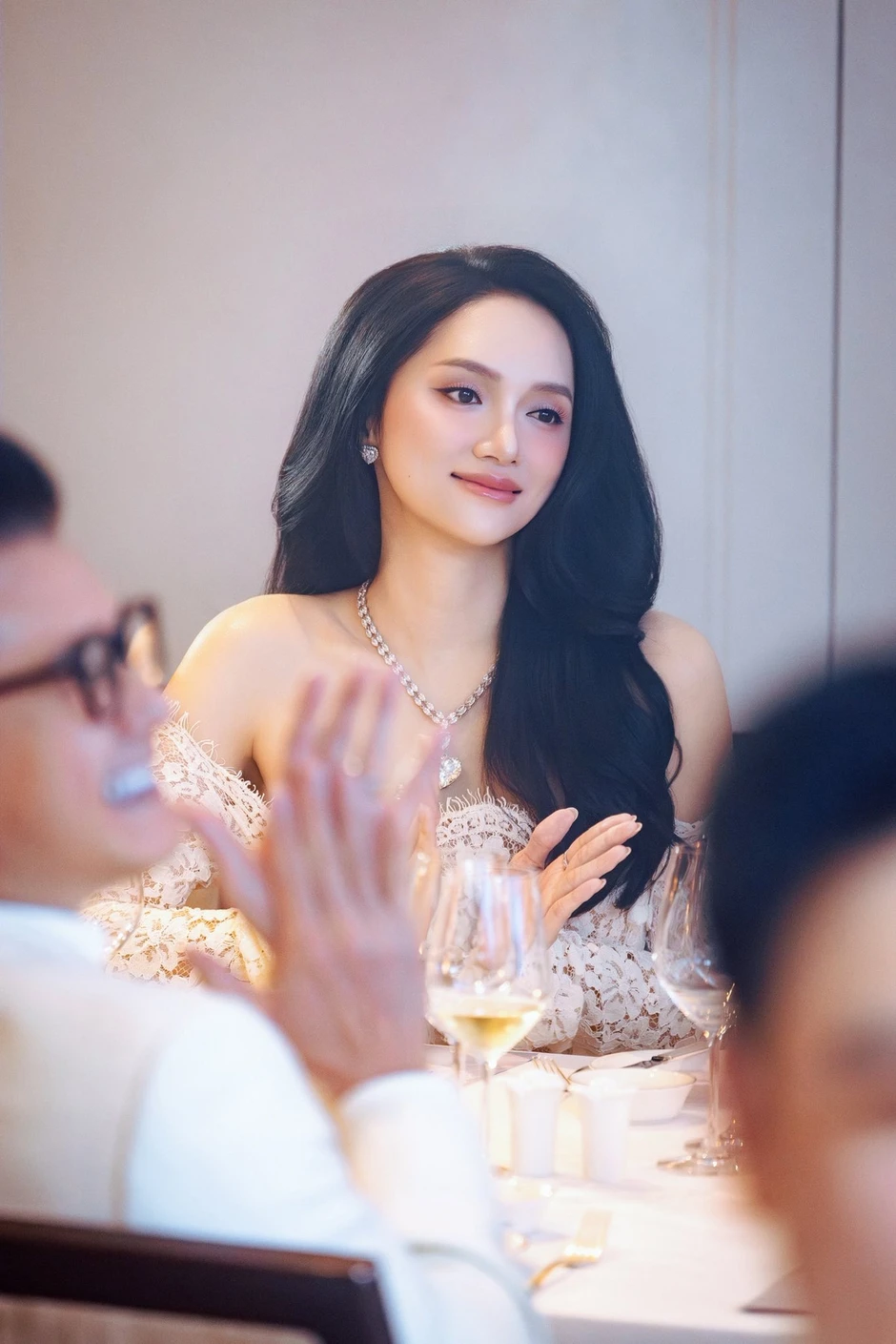 Hương Giang ở Miss Grand ngày 2: Lên ngay bộ tóc giả bén ngót, nhưng soi clip 31 giây lại gây tranh luận