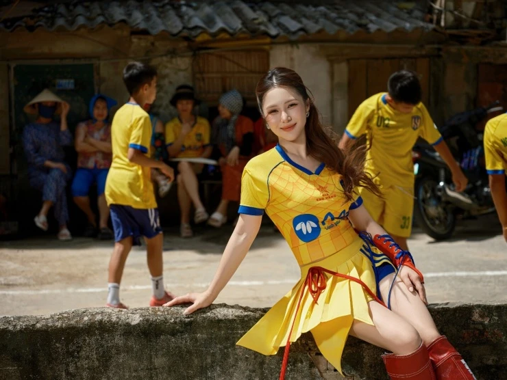 Hương Tràm biến chợ cá Cửa Lò thành sàn diễn, mang tinh thần bóng đá Sông Lam Nghệ An vào MV gái NGHỆ