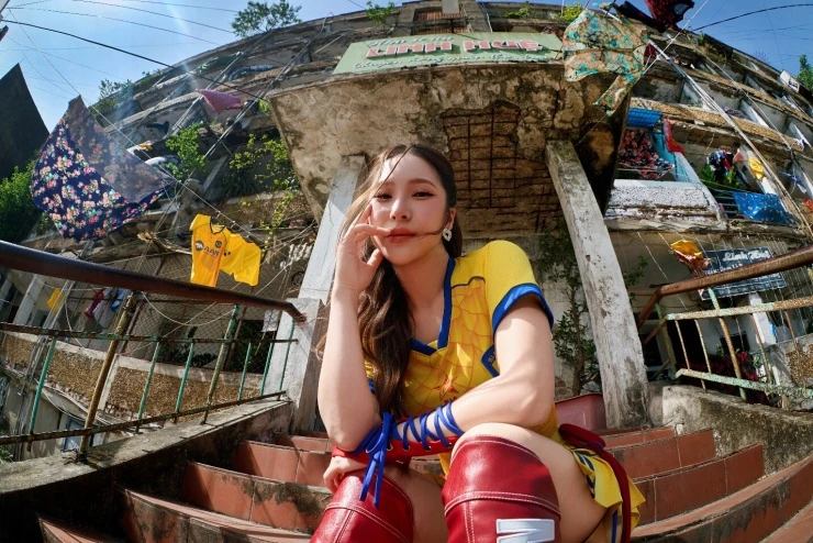 Hương Tràm biến chợ cá Cửa Lò thành sàn diễn, mang tinh thần bóng đá Sông Lam Nghệ An vào MV gái NGHỆ
