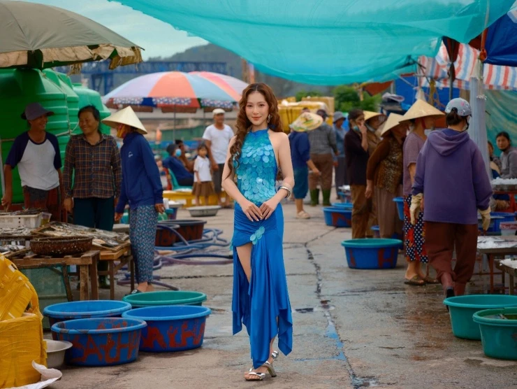 Hương Tràm biến chợ cá Cửa Lò thành sàn diễn, mang tinh thần bóng đá Sông Lam Nghệ An vào MV gái NGHỆ