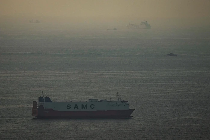 Iran tuyên bố "chính thức đóng eo biển Hormuz" Iran tuyên bố "chính thức đóng eo biển Hormuz"