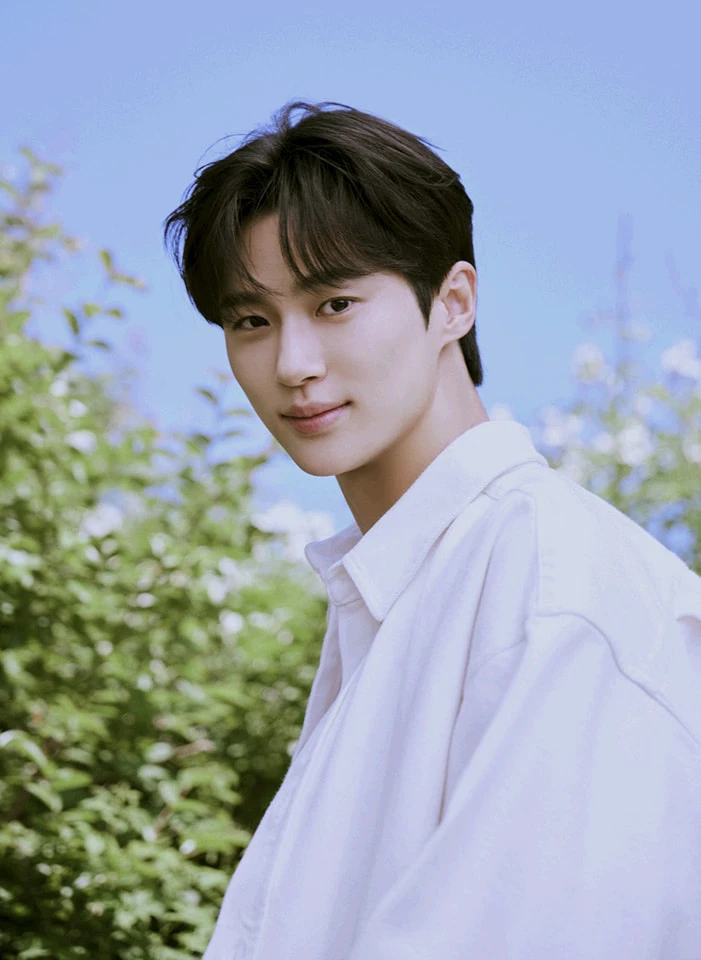 IU - Byeon Woo Seok kết hôn, tung nóng thiệp cưới đẹp ngỡ ngàng?
