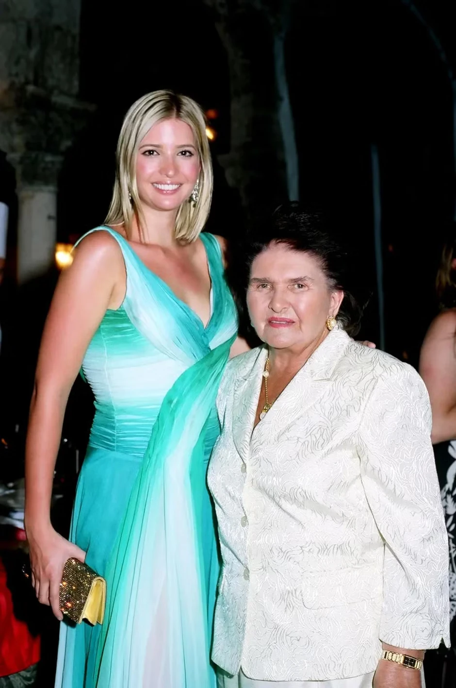 Ivanka Trump khóc trước loạt cú sốc