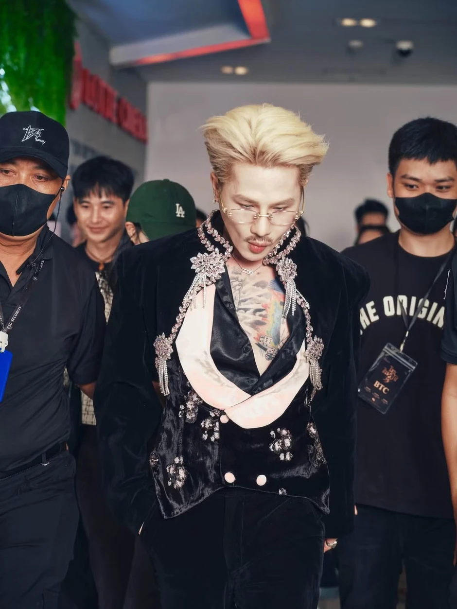 Jack sau 9 tháng bị cấm diễn