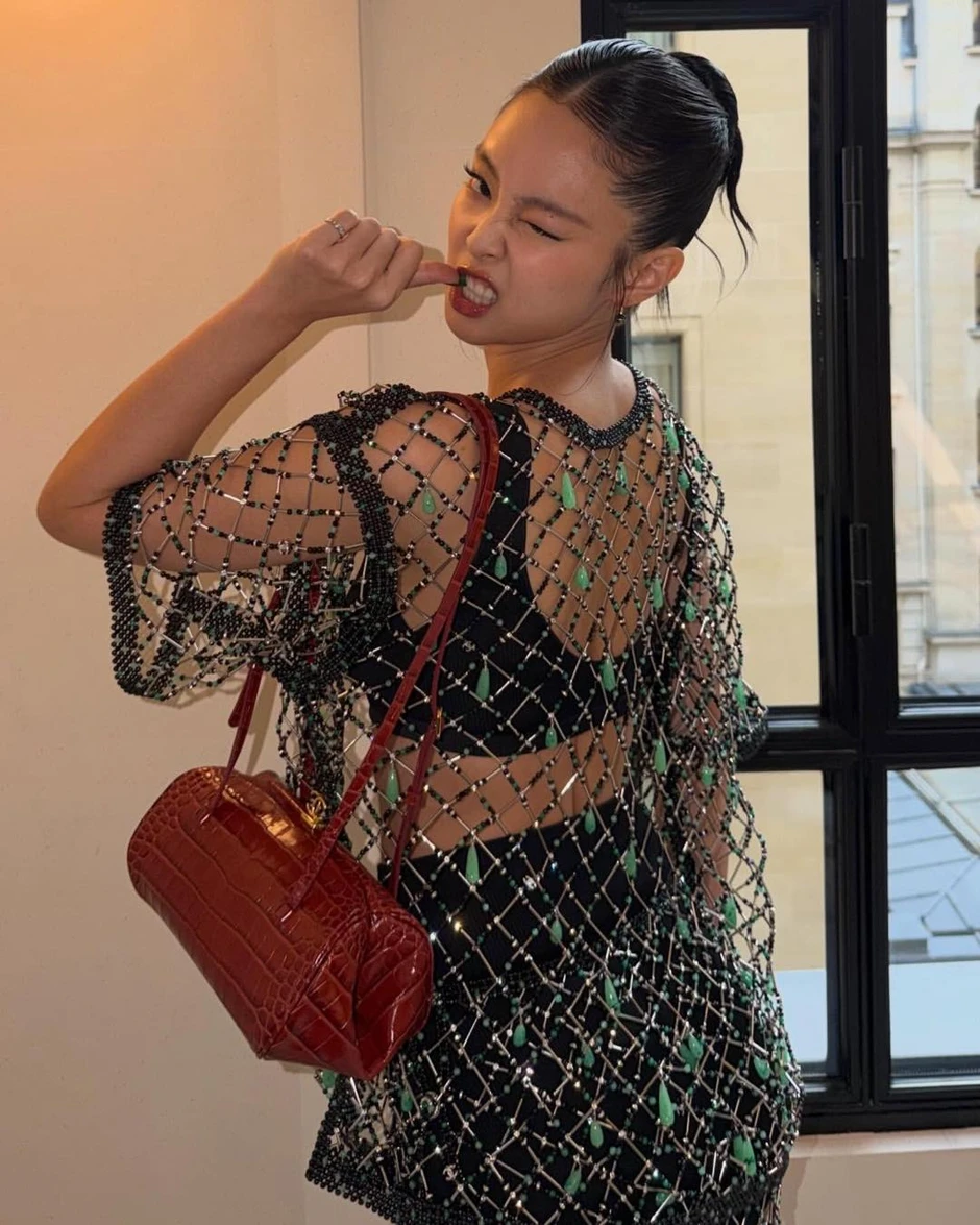 Jennie gây bão tại show Chanel với trang phục táo bạo và loạt ảnh gây tranh cãi lan truyền trên mạng