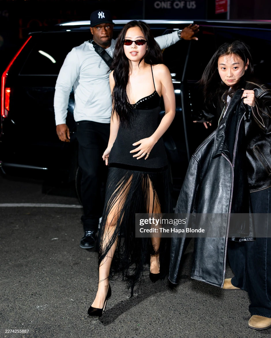 Jennie "nổ phát súng" đầu tiên tại Met Gala: Sexy xịt máu thế này ai chịu nổi! Jennie "nổ phát súng" đầu tiên tại Met Gala: Sexy xịt máu thế này ai chịu nổi!