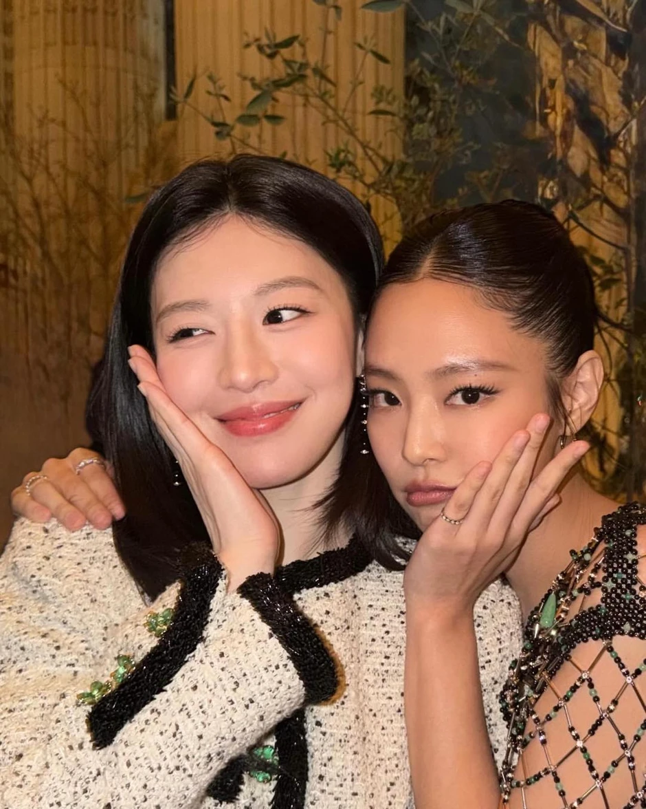 Jennie ở tuổi 30 tỏa sáng như nữ hoàng: Lisa và Rosé khó sánh bằng hào quang của cô Jennie ở tuổi 30 tỏa sáng như nữ hoàng: Lisa và Rosé khó sánh bằng hào quang của cô