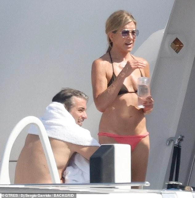 Jennifer Aniston nghỉ dưỡng cùng bạn trai trên du thuyền Jennifer Aniston nghỉ dưỡng cùng bạn trai trên du thuyền