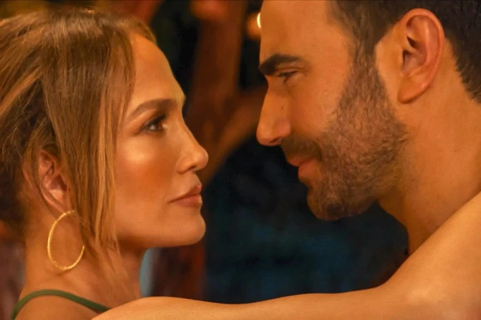 Jennifer Lopez gây chú ý với cảnh nóng bên bạn trai tin đồn