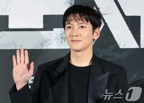 Jeon Ji Hyun diện bộ đồ kín cổng cao tường nhưng khiến cả MXH phải bàn, Ji Chang Wook lép vế toàn diện trước nam thần “không góc chết”