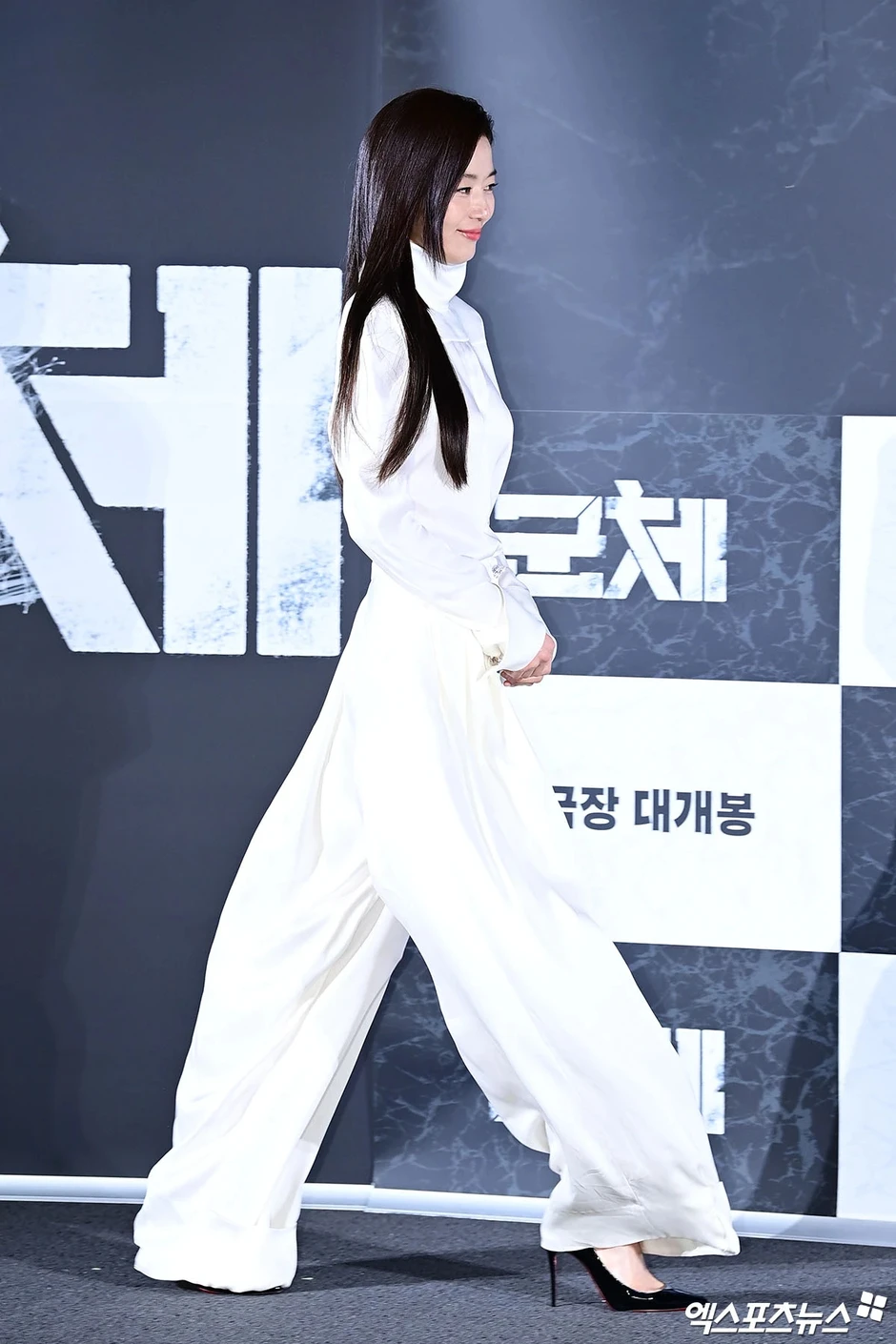 Jeon Ji Hyun diện bộ đồ kín cổng cao tường nhưng khiến cả MXH phải bàn, Ji Chang Wook lép vế toàn diện trước nam thần “không góc chết”