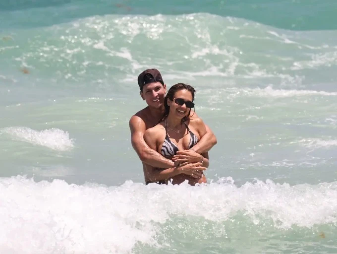 Jessica Alba và bạn trai quấn quýt không rời khi đi nghỉ mát Jessica Alba và bạn trai quấn quýt không rời khi đi nghỉ mát