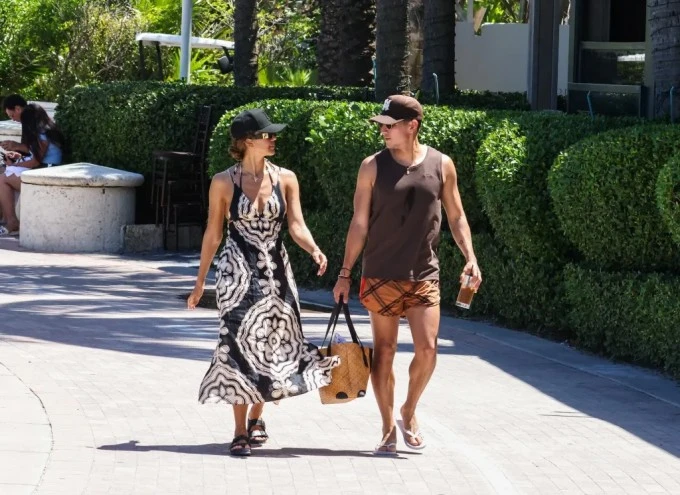 Jessica Alba và bạn trai quấn quýt không rời khi đi nghỉ mát Jessica Alba và bạn trai quấn quýt không rời khi đi nghỉ mát