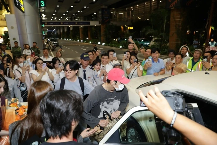 Ji Chang Wook có mặt tại Đà Nẵng, hàng trăm fan chờ đón ở sân bay