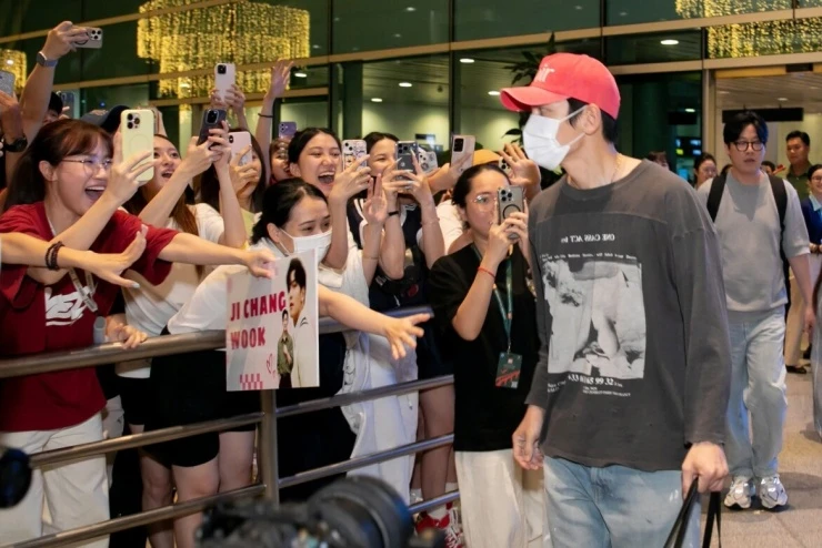 Ji Chang Wook có mặt tại Đà Nẵng, hàng trăm fan chờ đón ở sân bay
