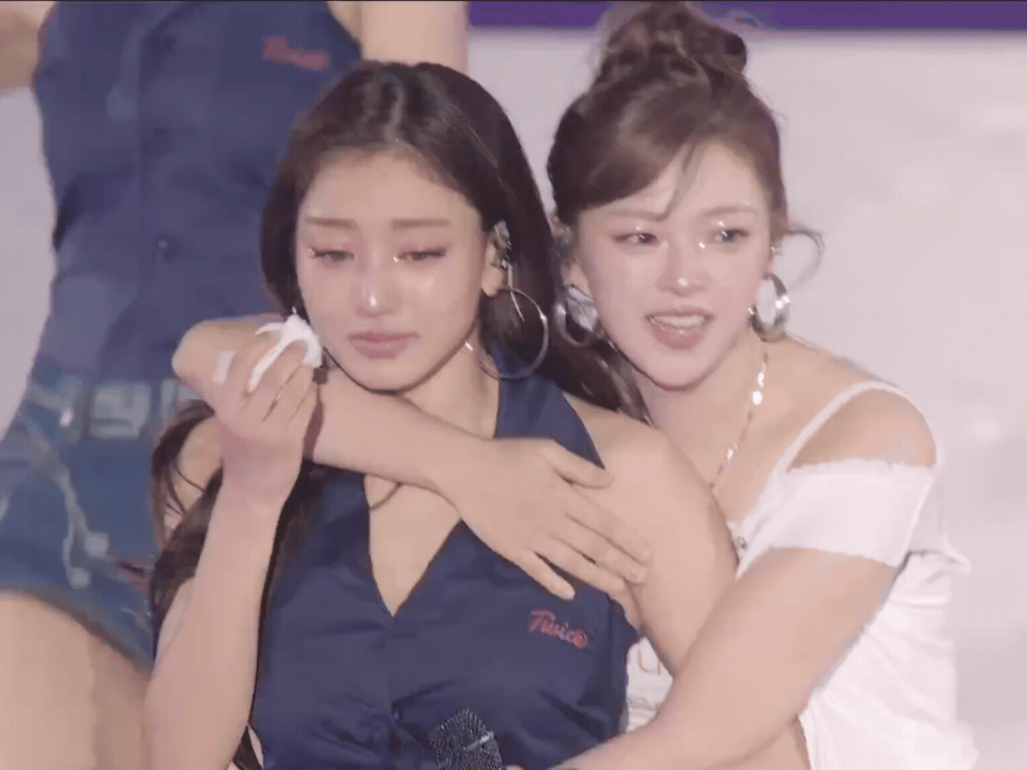 Jihyo (TWICE) rơi lệ khiến 9 triệu người xót xa, bị chê hết thời mà có cả concert đi vào lịch sử