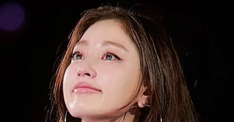Jihyo (TWICE) rơi lệ khiến 9 triệu người xót xa, bị chê hết thời mà có cả concert đi vào lịch sử