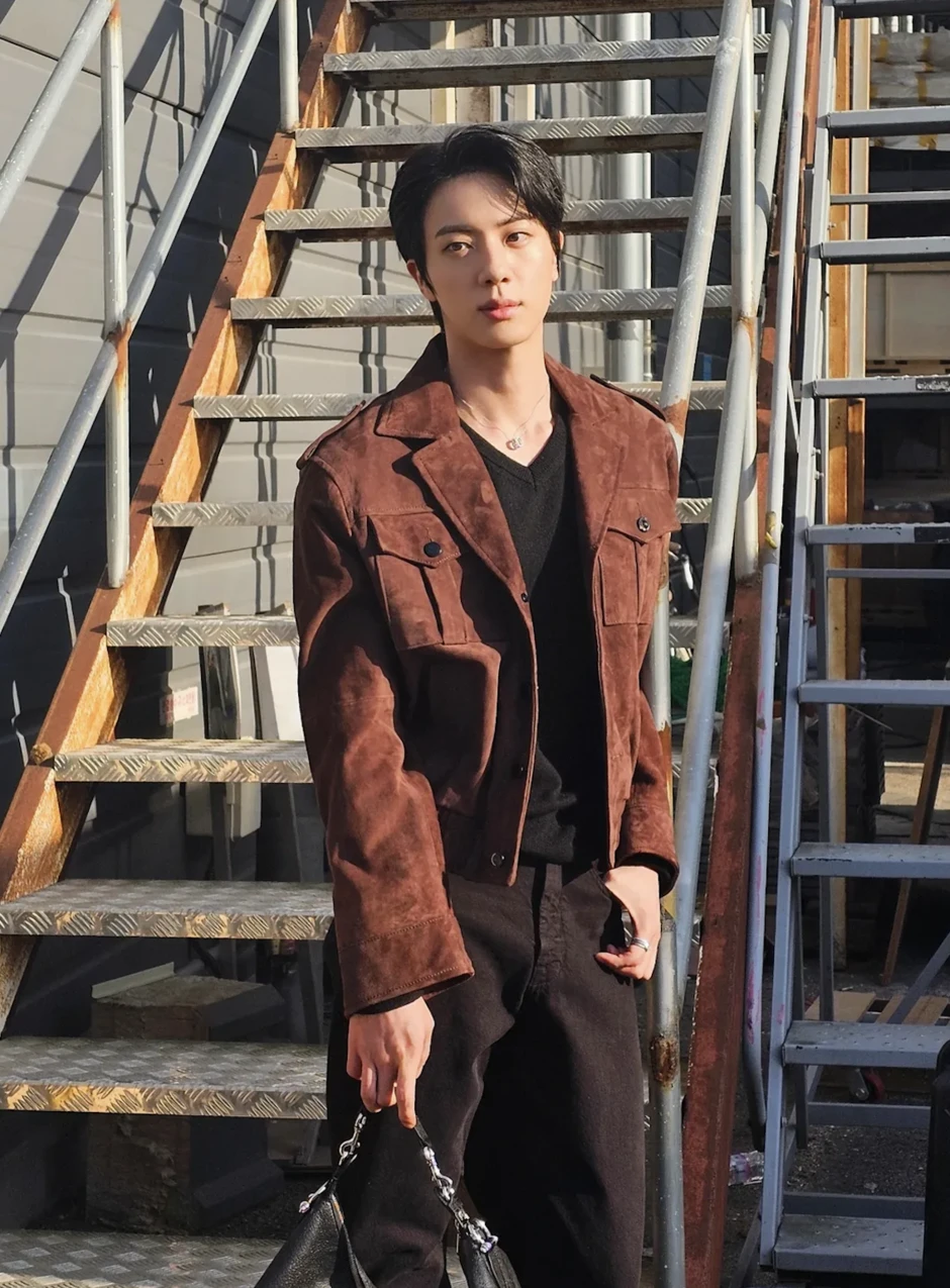 Jin (BTS) bị ruồng bỏ, công ty quản lý “thêm dầu vào lửa” Jin (BTS) bị ruồng bỏ, công ty quản lý “thêm dầu vào lửa”