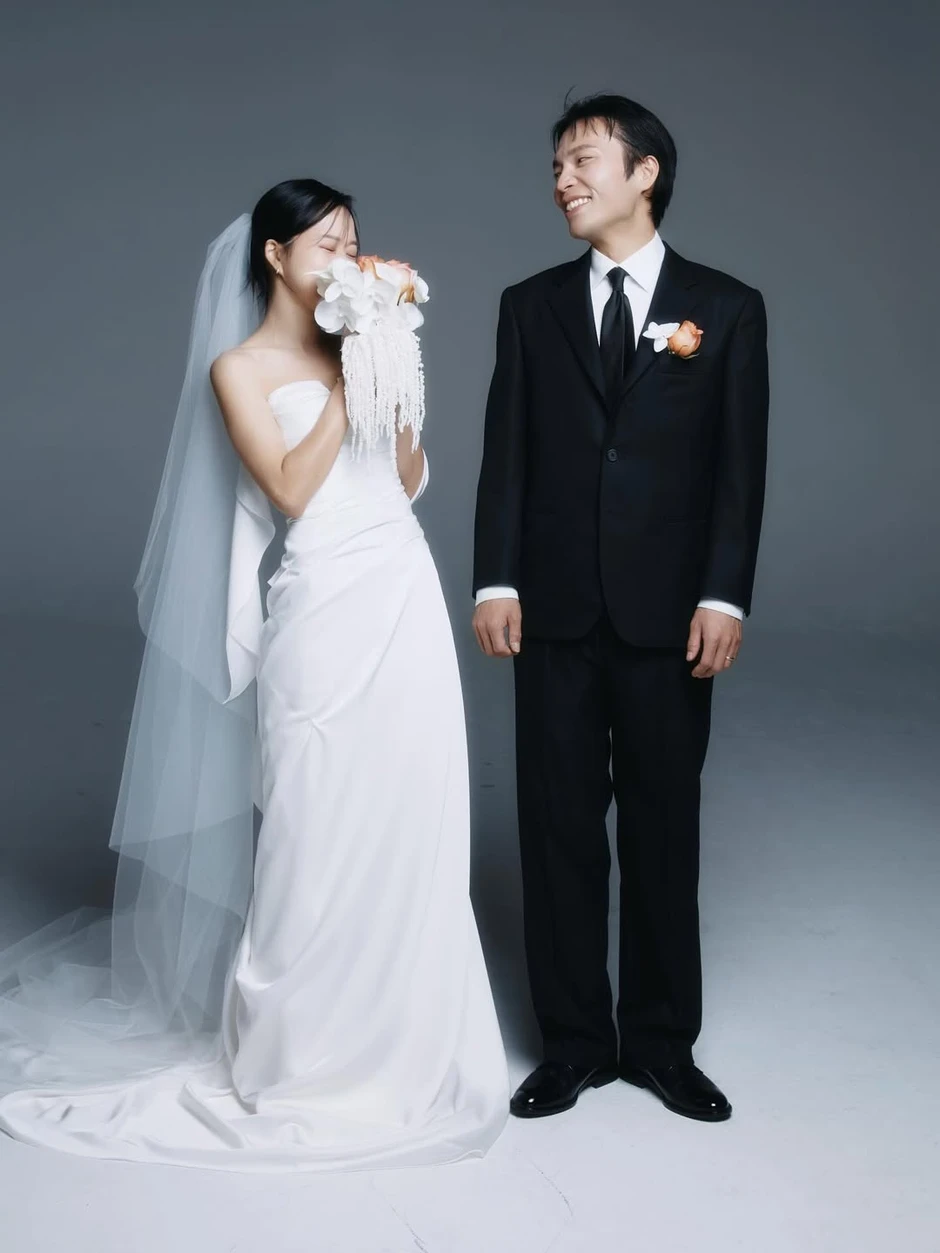 Jisoo bất ngờ tung ảnh cưới, đột ngột kết hôn