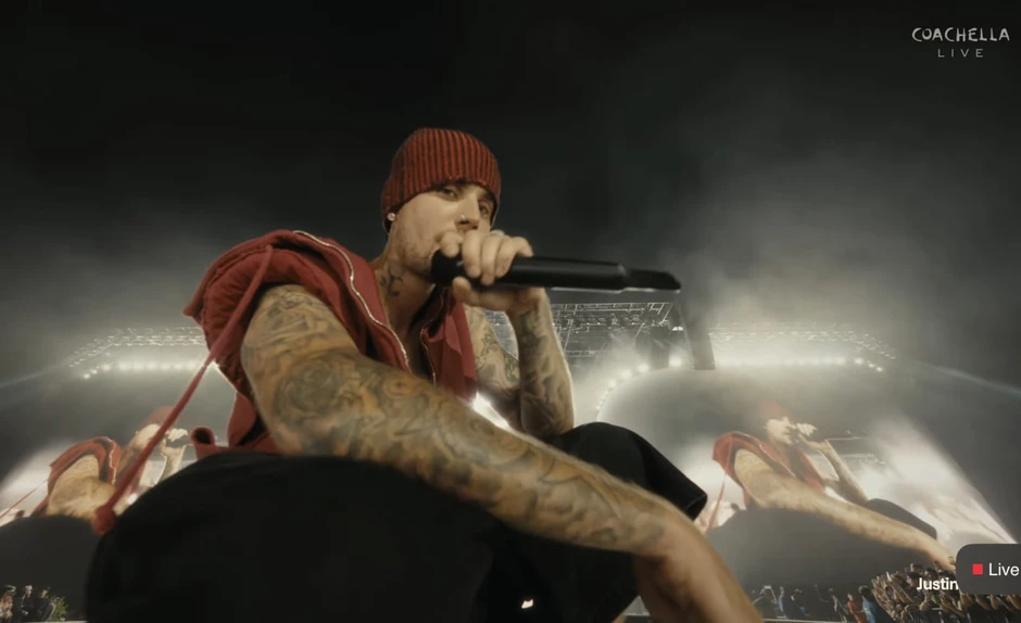 Justin Bieber bị “đụng chạm” nhạy cảm ngay trên sân khấu Coachella