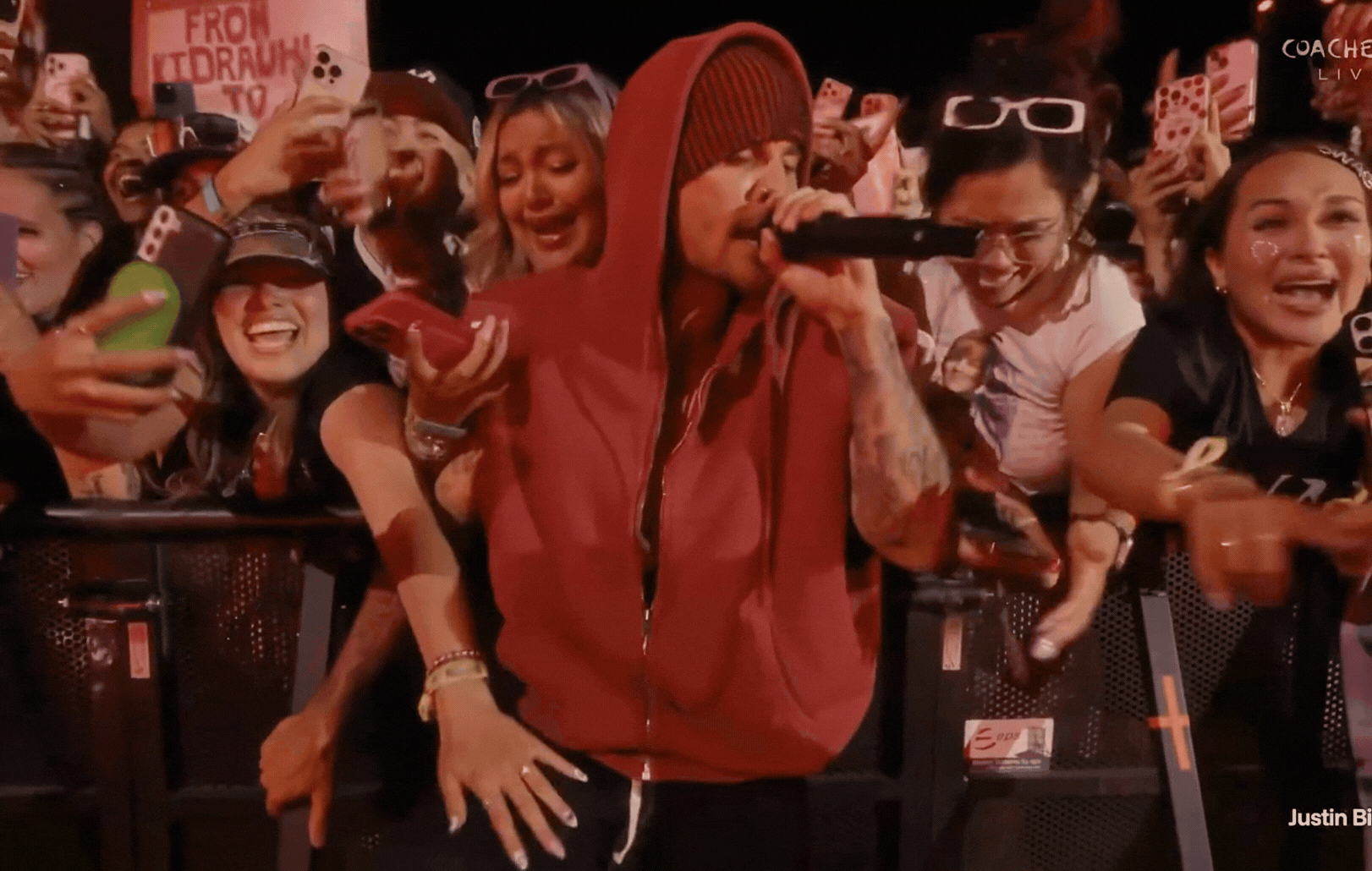 Justin Bieber bị “đụng chạm” nhạy cảm ngay trên sân khấu Coachella