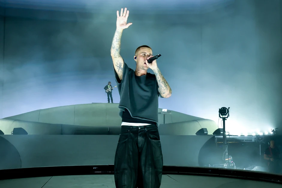 Justin Bieber ngồi hát karaoke bỏ túi 263 tỷ, nghệ sĩ nữ phải cố gắng đến mức nào?
