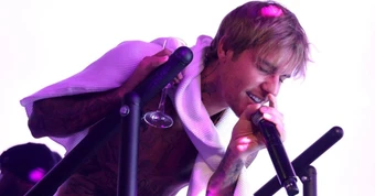 Justin Bieber say xỉn không thể đứng vững, hát quên cả lời nhưng giọng live thì không điểm nào chê