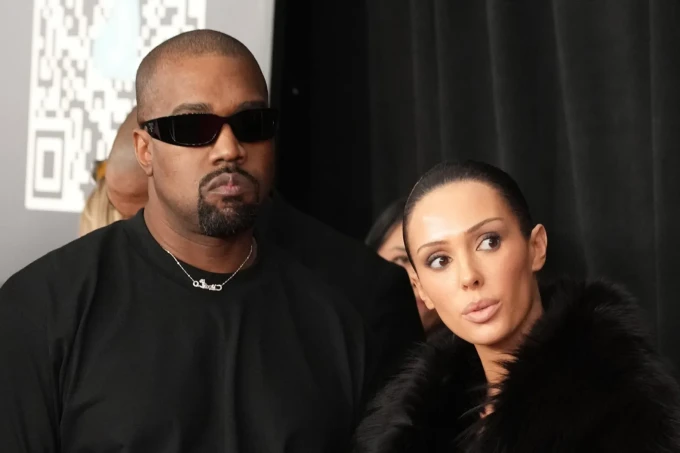 Kanye West bị kiện vì đánh người