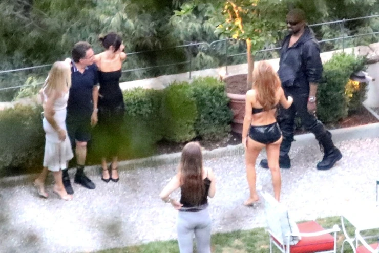 Kanye West du lịch Italy cùng nhà vợ