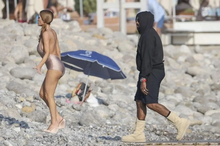 Kanye West du lịch Italy cùng nhà vợ