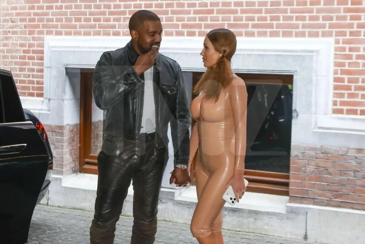 Kanye West tổ chức sinh nhật xa hoa cùng vợ ở cung điện Kanye West tổ chức sinh nhật xa hoa cùng vợ ở cung điện