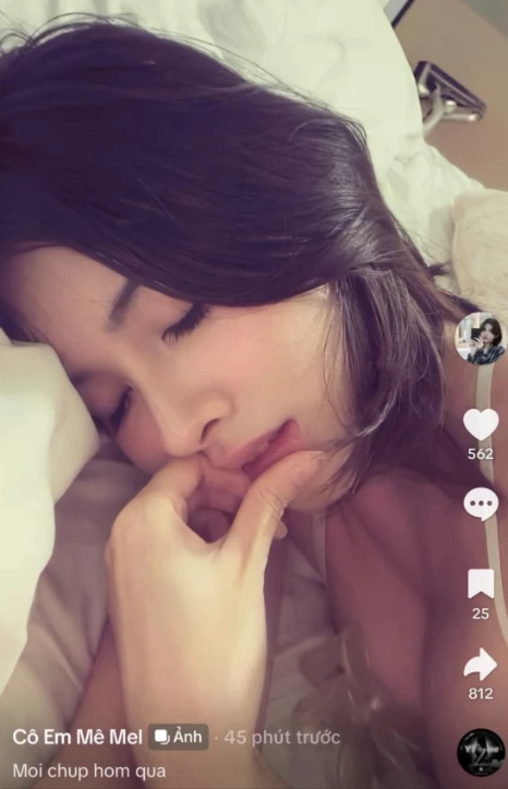 Kệ drama, hot girl xinh đẹp vẫn tự tin khoe ảnh "giường chiếu" gợi cảm, "mình cứ chill chill vậy thôi" Kệ drama, hot girl xinh đẹp vẫn tự tin khoe ảnh "giường chiếu" gợi cảm, "mình cứ chill chill vậy thôi"