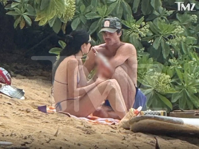 Kendall Jenner hẹn hò tài tử Đồi gió hú ở Hawaii