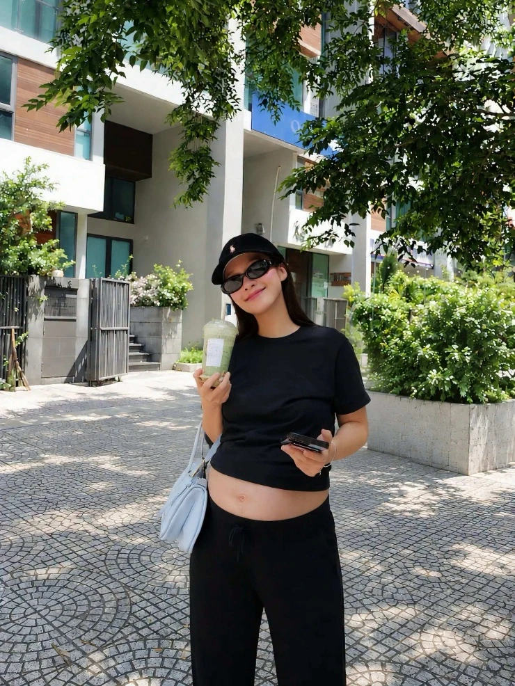 Khả Ngân lần đầu khoe bụng bầu vượt mặt Khả Ngân lần đầu khoe bụng bầu vượt mặt