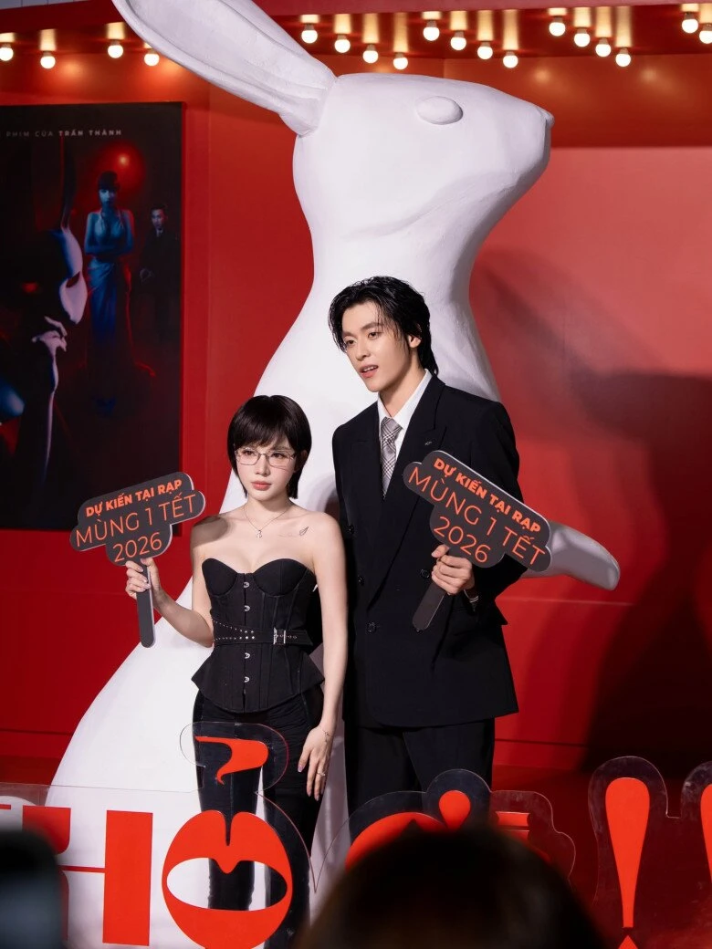 Khó hiểu cặp đôi Vbiz 5 lần 7 lượt phủ nhận "xào couple": Quay clip chung nhan nhản, nay còn đóng cặp cùng MV Khó hiểu cặp đôi Vbiz 5 lần 7 lượt phủ nhận "xào couple": Quay clip chung nhan nhản, nay còn đóng cặp cùng MV