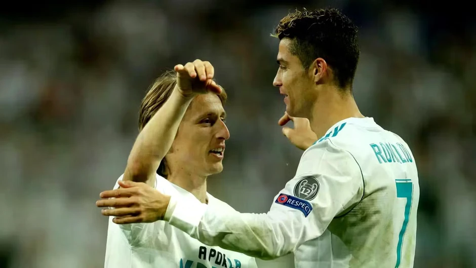 Khoảnh khắc Ronaldo ôm Luka Modric gây sốt