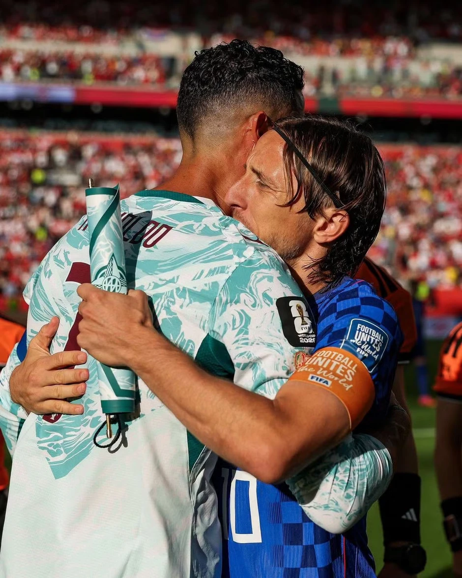Khoảnh khắc Ronaldo ôm Luka Modric gây sốt
