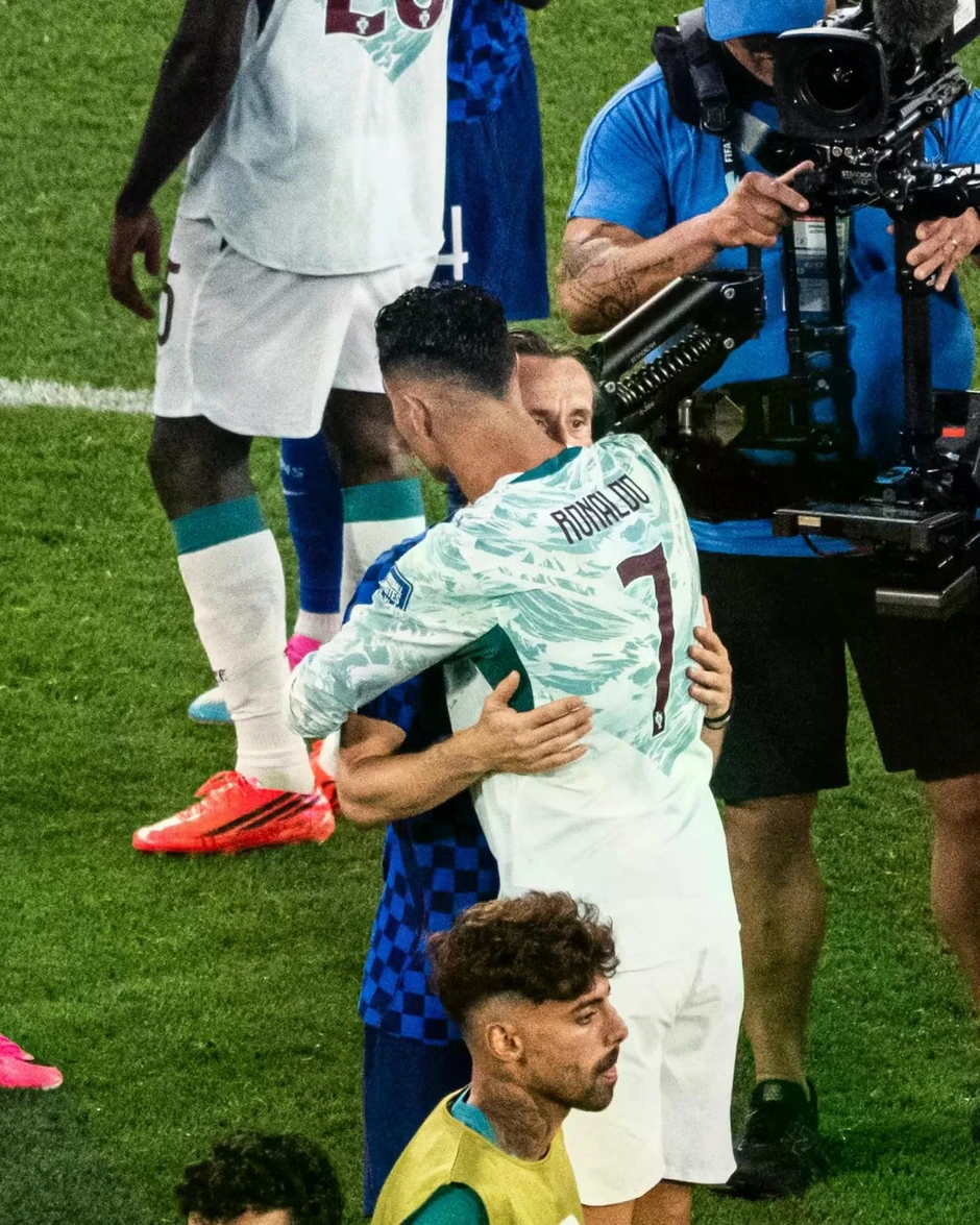 Khoảnh khắc Ronaldo ôm Luka Modric gây sốt