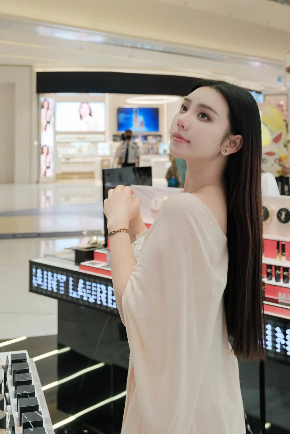 Không cần cầu kỳ, Quỳnh Kool diện áo ren dạo phố cũng đủ thu hút cả triệu ánh nhìn Không cần cầu kỳ, Quỳnh Kool diện áo ren dạo phố cũng đủ thu hút cả triệu ánh nhìn