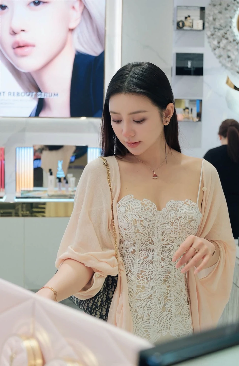 Không cần cầu kỳ, Quỳnh Kool diện áo ren dạo phố cũng đủ thu hút cả triệu ánh nhìn Không cần cầu kỳ, Quỳnh Kool diện áo ren dạo phố cũng đủ thu hút cả triệu ánh nhìn