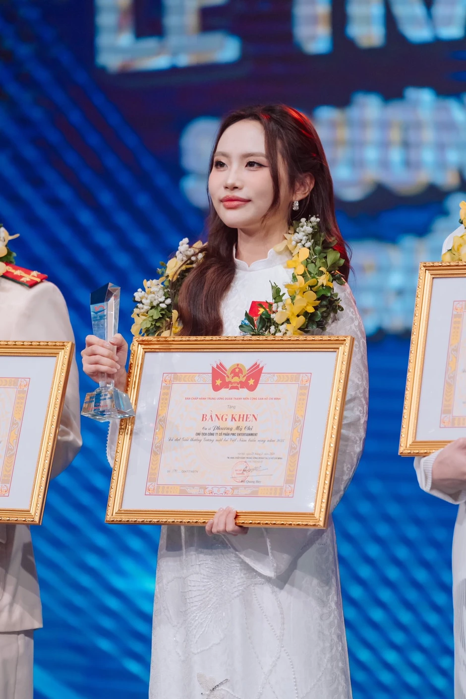 Không để ý camera, Phương Mỹ Chi bị "tóm" khoảnh khắc làm việc này giữa lễ trao giải