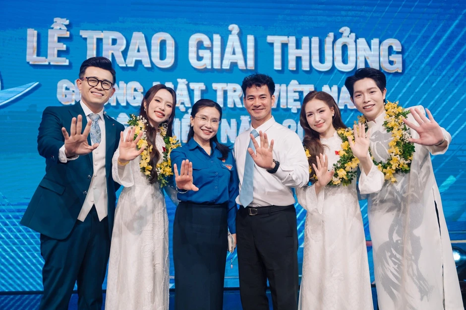 Không để ý camera, Phương Mỹ Chi bị "tóm" khoảnh khắc làm việc này giữa lễ trao giải