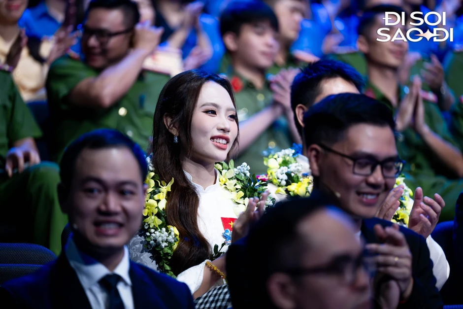Không để ý camera, Phương Mỹ Chi bị "tóm" khoảnh khắc làm việc này giữa lễ trao giải