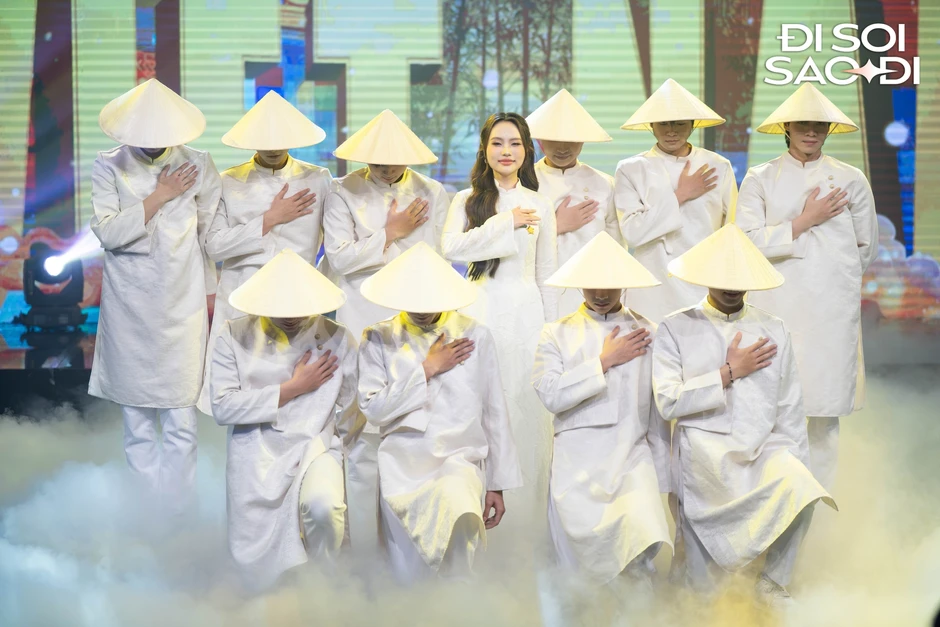 Không để ý camera, Phương Mỹ Chi bị "tóm" khoảnh khắc làm việc này giữa lễ trao giải