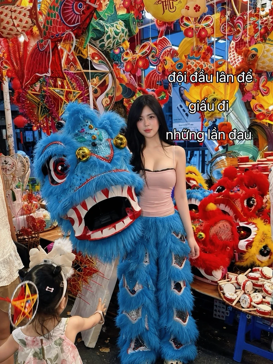 Không hóa Hằng Nga, hot girl Phương Anh Hoàng diện trang phục múa lân, thả dáng check-in phố Trung thu cùng dòng caption "suy"