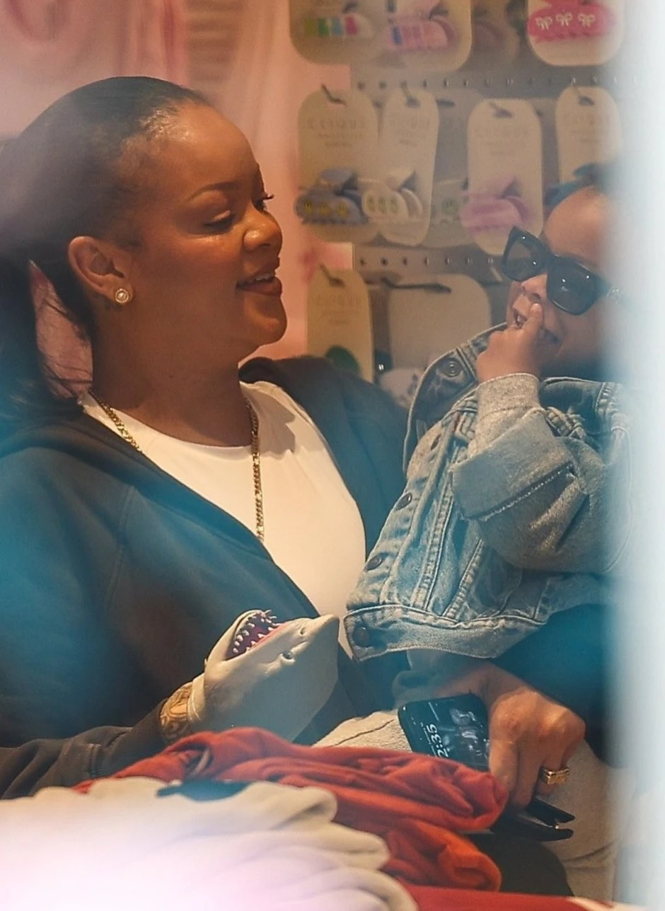 Không tin được đây là Rihanna ở tuổi 38, nhan sắc xuống cấp đến mức này rồi sao?