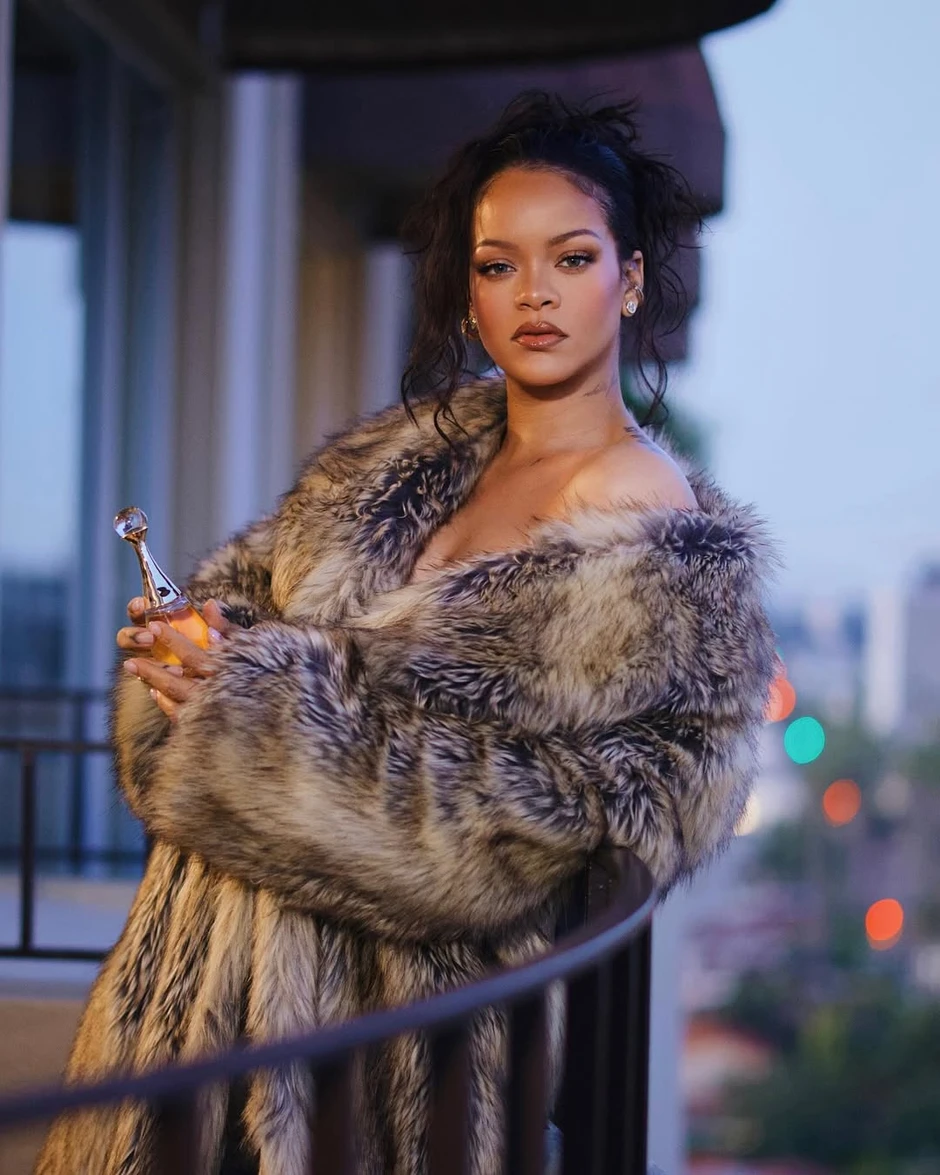 Không tin được đây là Rihanna ở tuổi 38, nhan sắc xuống cấp đến mức này rồi sao?